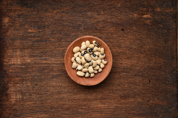 close up of blackeye peas in wooden bowl 