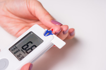 Measurement of glucose level at home by a personal glucometer, diagnosis of diabetes mellitus