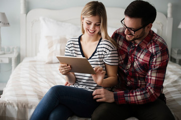Obraz premium Attractive couple in love using digital tablet