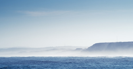 Fototapeta na wymiar Küste im Nebel