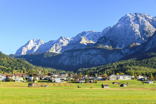 Blick auf Ehrwald und das Mieminger Gebirge
