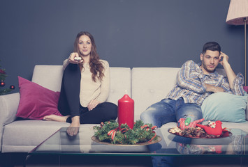 junges paar weihnachten zuhause