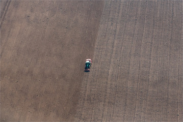 Vue a&eacute;rienne d'un tracteur aux champs &agrave; Soisy-la-Briche au sud de Paris
