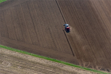 Vue aérienne d'un tracteur aux champs à Soisy-la-Briche au sud de Paris
