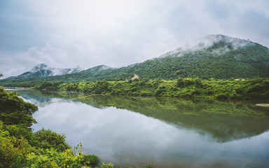 七ヶ宿湖と朝靄に包まれる山並み