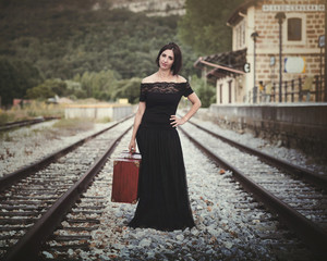 mujer joven en las vías del tren