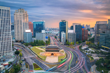 Fototapeta premium Seul. Obraz centrum Seulu z bramą Sungnyemun podczas zachodu słońca.