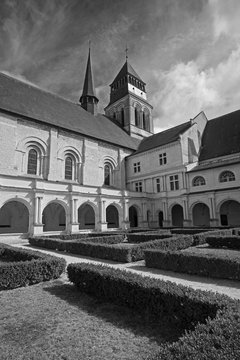 Cloître intérieur d'un monastère avec le clocher de l'église, abbaye de Fontevraud, France. Photo noir et blanc.