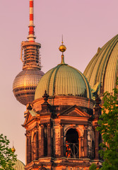 Berliner Dom & Fernsehturm Sommerstimmung Architektur moody sky sunrise, sundown berlin am abend, hochformat sommerabend, abends morgens sommermorgen purple sky frühling sommer abendlicht © Maurice Tricatelle