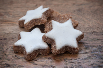 Biscuits de noël en forme d'étoiles sur ardoise