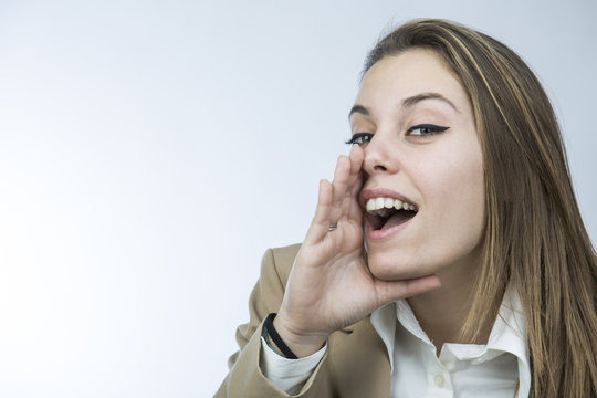 Giovante ragazza urla con la mano in faccia