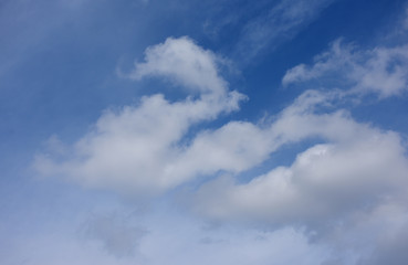 青空と雲「空想・雲のモンスターたち」（とぐろを巻く、驚かす、威嚇、鎌首をもたげる、現れ始める、お出ましなどのイメージ）