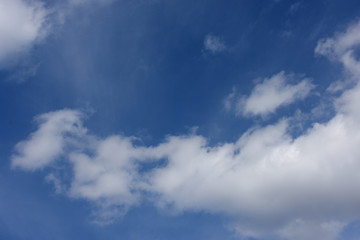 青空と雲「空想・雲のモンスターたち（３つの顔が連なっているイメージなど）」（３つの顔、三連立、三兄弟、三人組、顔・顔・顔…、連続性などのイメージ）