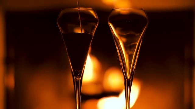 deux personnes qui trinquent avec coupe de champagne