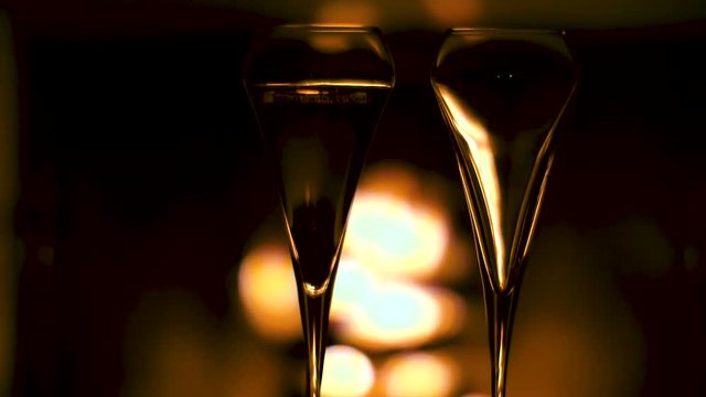 deux personnes qui trinquent avec coupe de champagne