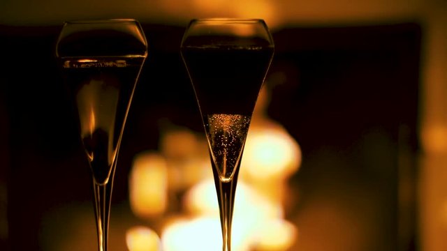 deux personnes qui trinquent avec coupe de champagne