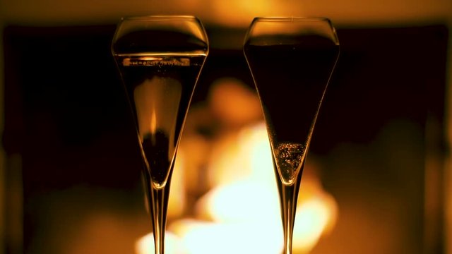 deux personnes qui trinquent avec coupe de champagne