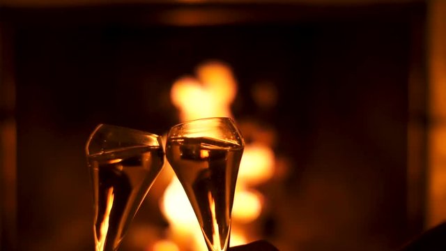 deux personnes qui trinquent avec coupe de champagne