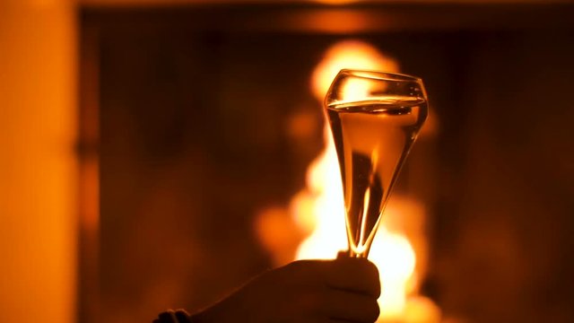 deux personnes qui trinquent avec coupe de champagne