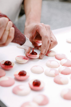 p&acirc;tissier pr&eacute;pare des macarons