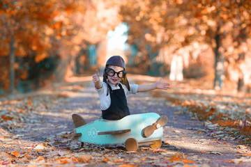 kleines Kind im Herbst im Park