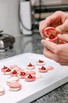 p&acirc;tissier pr&eacute;pare des macarons