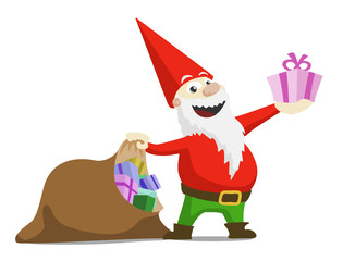 Lachender Weihnachtswichtel mit Geschenken in der Hand