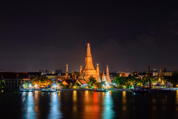 Obraz premium Arun temple (Wat Arun), famous tourist attraction in night time,Bangkok Thailand.