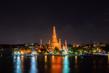 Fototapeta na wymiar Arun temple (Wat Arun), famous tourist attraction in night time,Bangkok Thailand.