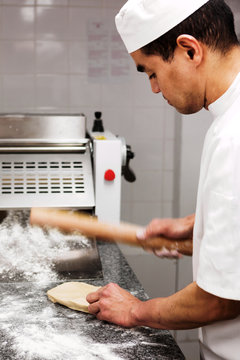p&acirc;tissier pr&eacute;pare une pate &agrave; tarte