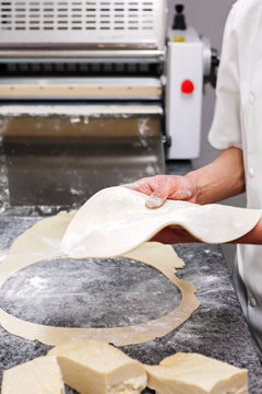 p&acirc;tissier pr&eacute;pare une pate &agrave; tarte