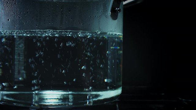 4k Water Boiling in Glass Pot