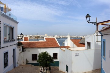 Stadtansicht von Ferragudo an der Algarve in Portugal.