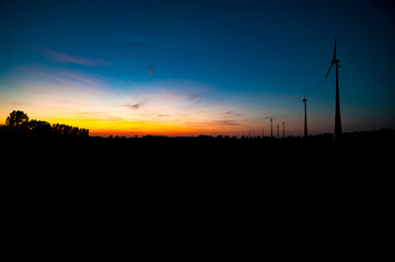 Fototapeta na wymiar Windräder im Sonnenuntergang