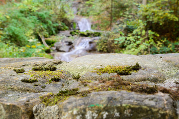 Naturhintergrund mit stein und Wasser 