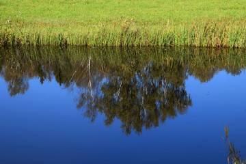 Idyllische Herbstliche Moorlandschaft mit Moorsee und Sonnenreflektionen 