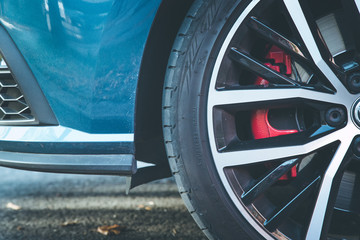 Auto mit schwarzen und silbernen Leichtmetallfelgen