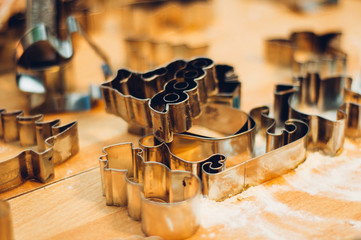Plätzchen ausstechen in der Weihnachtsbäckerei