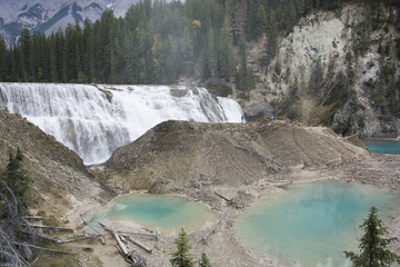 et au milieu coule une cascade
