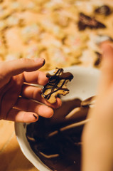 Plätzchen ausstechen in der Weihnachtsbäckerei