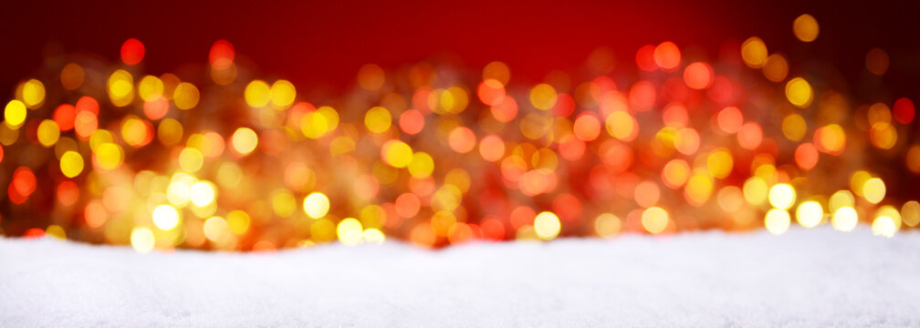 Bunte weihnachtliche Lichter als Hintergrund vor Schnee - Frohe Weihnachten 