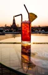 Cocktail bei Sonnenuntergang am Wat Arun Thailand