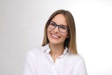 Fototapeta premium Hübsche blonde Frau mit Brille lacht