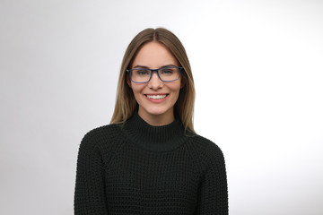 Hübsche blonde Frau mit Brille lacht