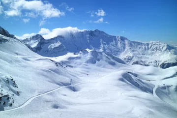 Türaufkleber Winter mountain panorama with fresh snow on skiing tracks, Meribel slopes, 3 Valleys resort, Alps, France © Yols