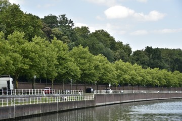 Fototapeta premium Berges du canal aménagée pour promenade, le long d'une route importante longeant le domaine royal de Laeken à Bruxelles