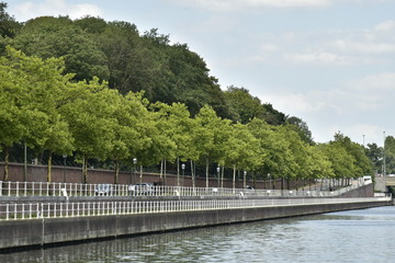 Promenade am&eacute;nag&eacute;e le long de l'eau entre les ponts de la Reine et Van Praet devant le mur d'enceinte du Domaine Royale de Laeken &agrave; Bruxelles 