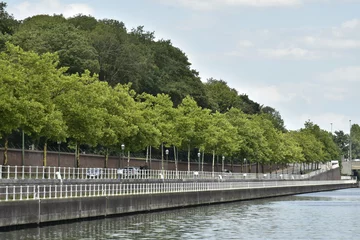 Fotobehang Kanaal Loop langs het water tussen de Koningin- en Van Praet-bruggen voor de omringende muur van het Domaine Royale de Laken in Brussel