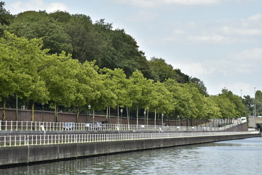 Promenade aménagée le long de l'eau entre les ponts de la Reine et Van Praet devant le mur d'enceinte du Domaine Royale de Laeken à Bruxelles 