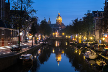 Fototapeta na wymiar Basilica of St Nicholas Amsterdam Reflection Night